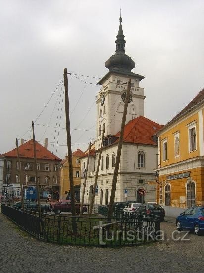 Chmelnice and Town Hall: A menor casa de lúpulo do mundo - No local da igreja de St. Crise