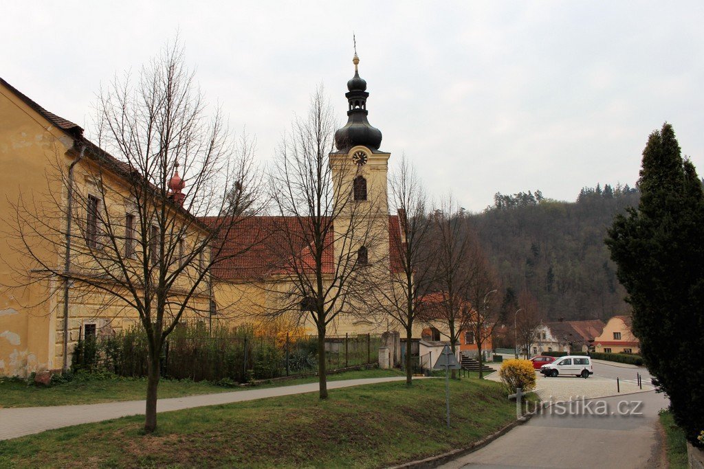 Chocerady, Ansicht der Kirche von Norden