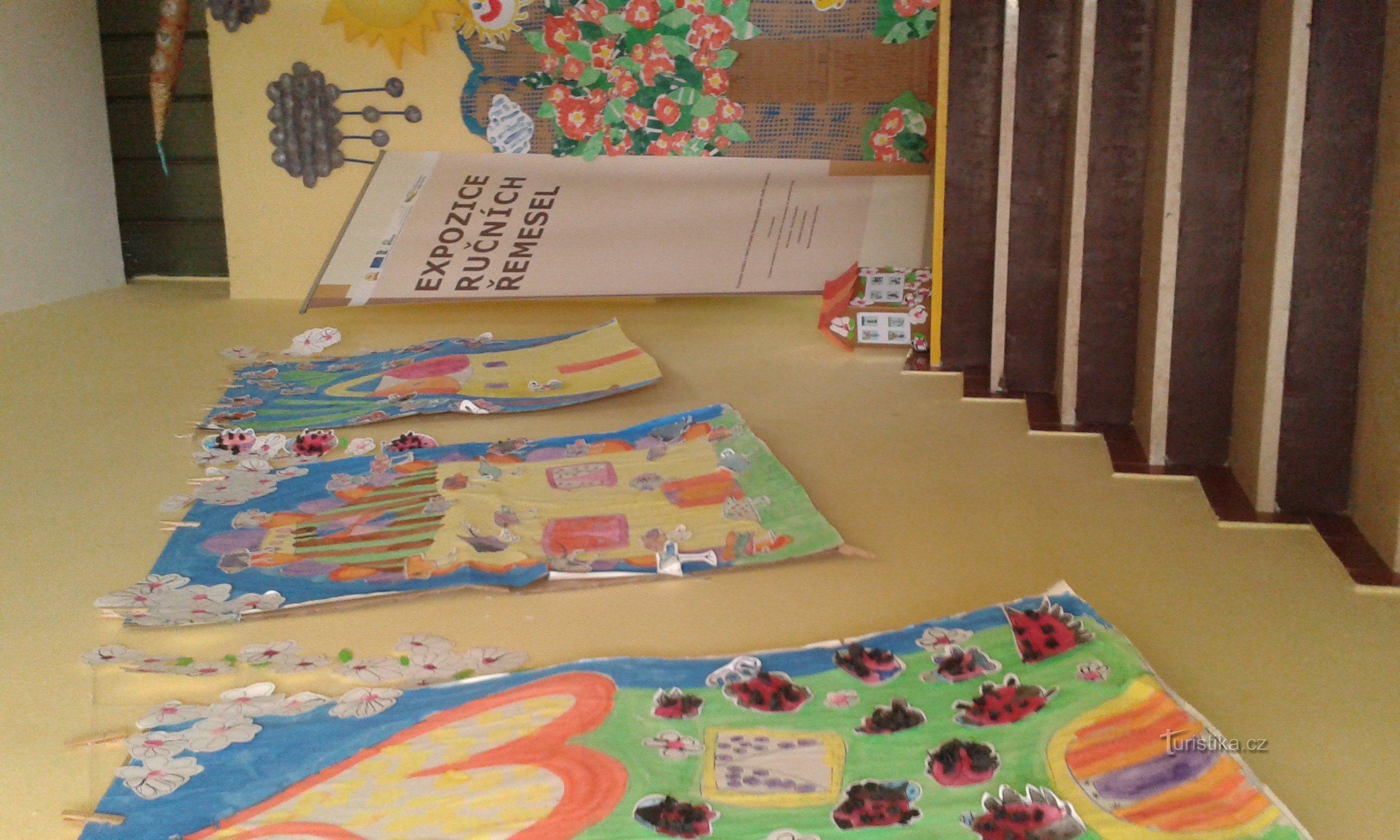 hành lang được trang trí bằng hình vẽ của trẻ em
