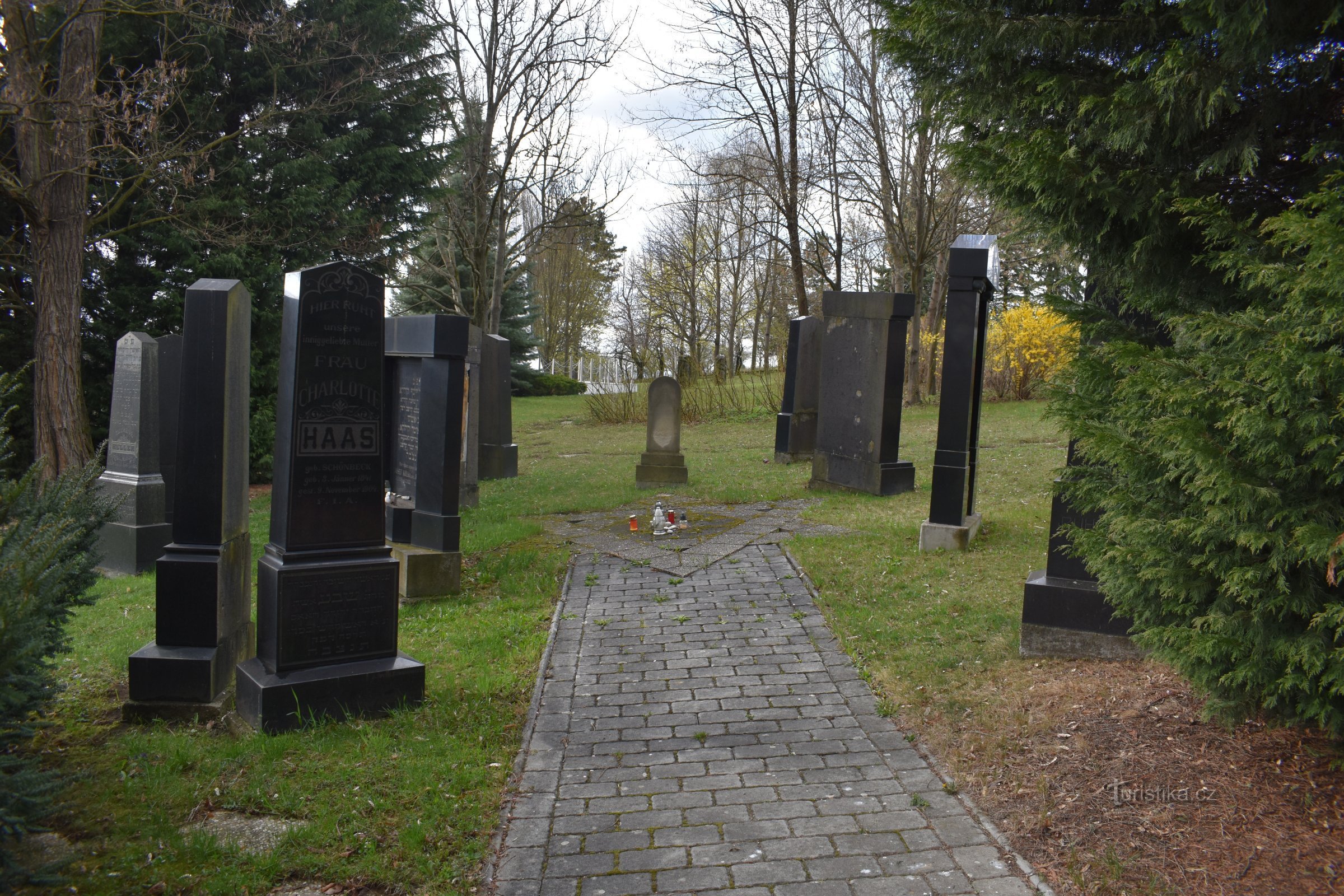 trottoir et pierres tombales