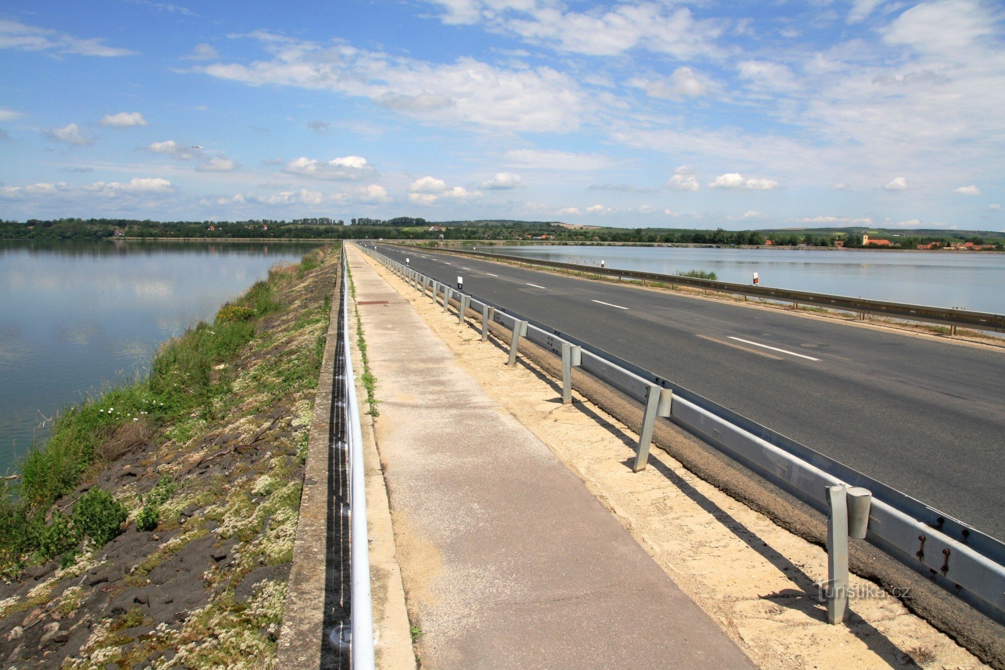 Gångstig längs dammen i Věstonické-reservoaren