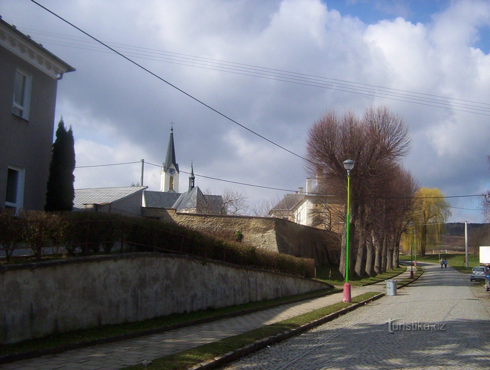 Cholina-paróquia (fortaleza)-igreja paroquial da Assunção da Virgem Maria e a estrada para Cholinský D