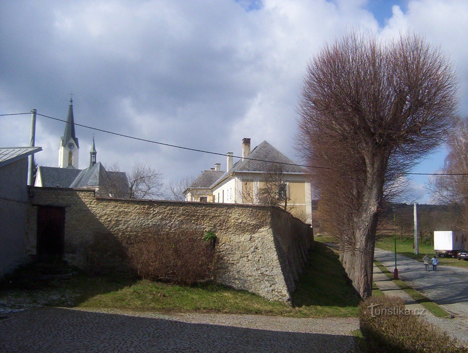 Cholina-župa (utvrda)-župna crkva Uznesenja Djevice Marije iz škole-Foto: Ulrych Mir.