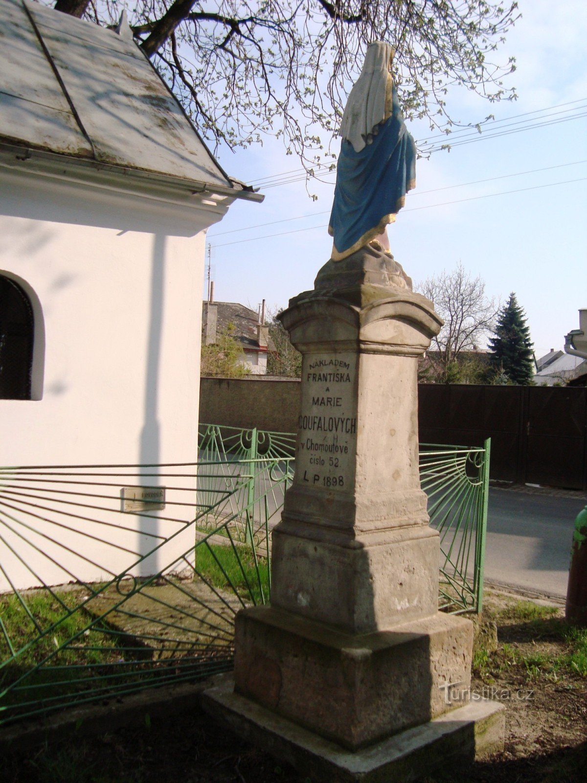 Chomoutov-Ulice Hrachoviska-bức tượng Đức mẹ đồng trinh từ năm 1898-Ảnh: Ulrych Mir.