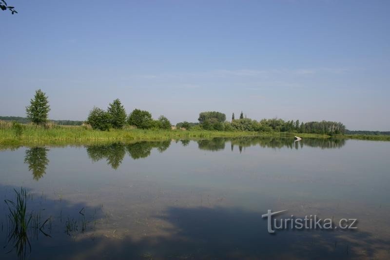 Chomoutov Lake