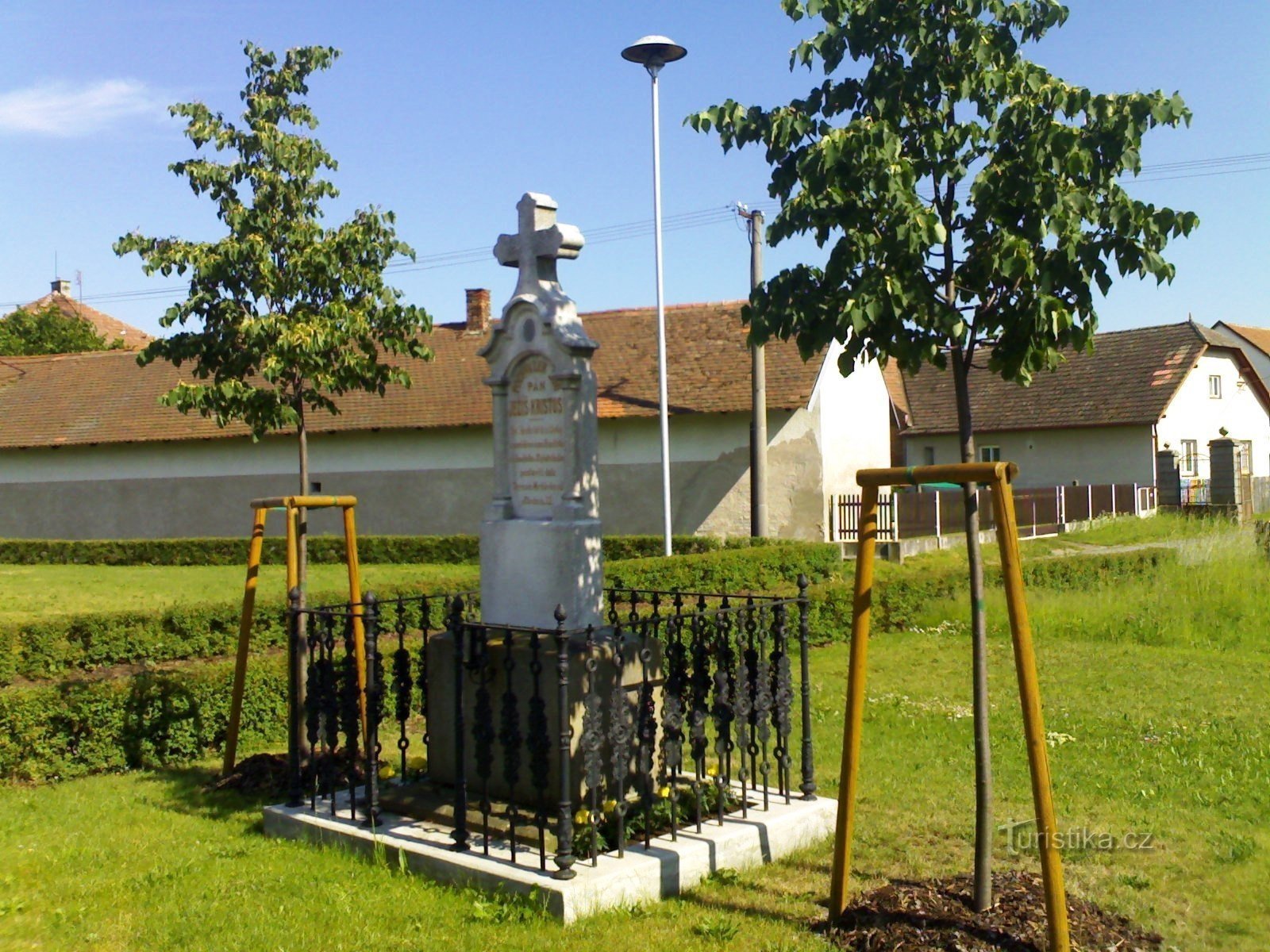 Хотеч - крест, посвященный Франтишеку Мрнявку.