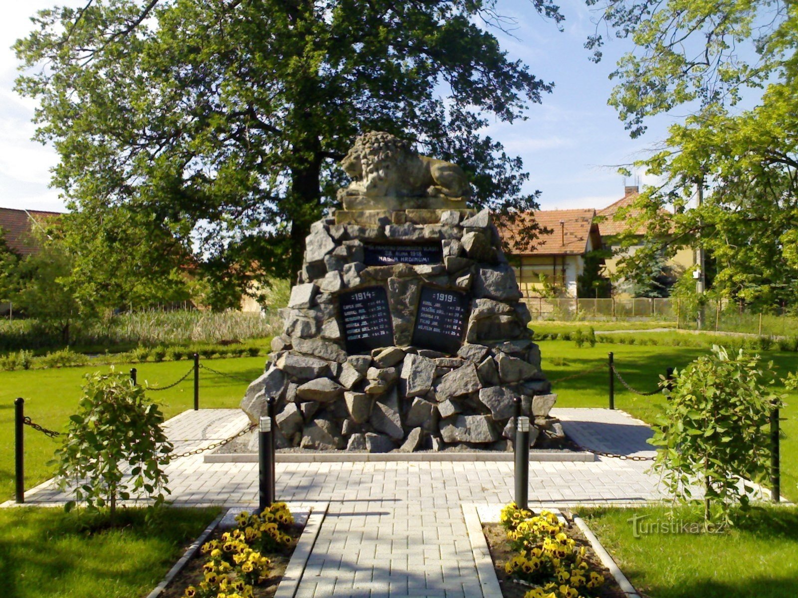 Choteč - 第一街遇难者纪念碑。 战争