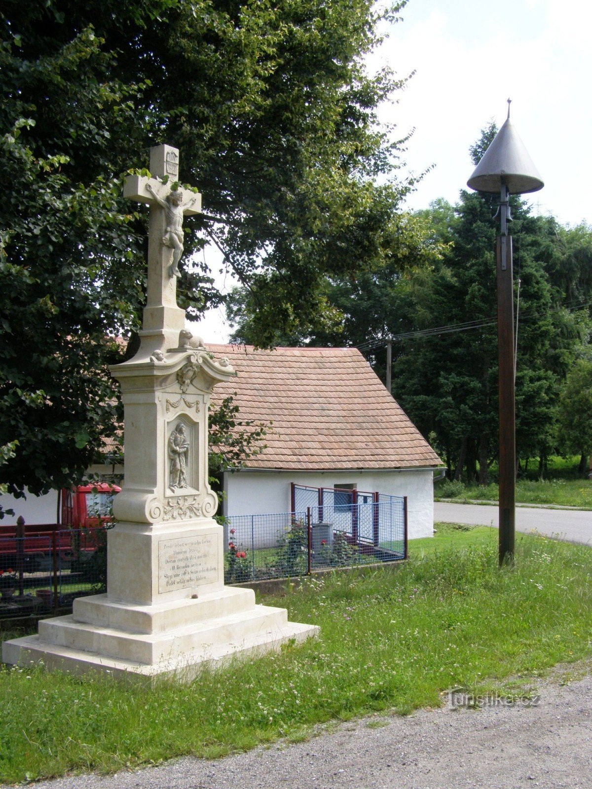 Chočelice - monumento a la crucifixión con campanario