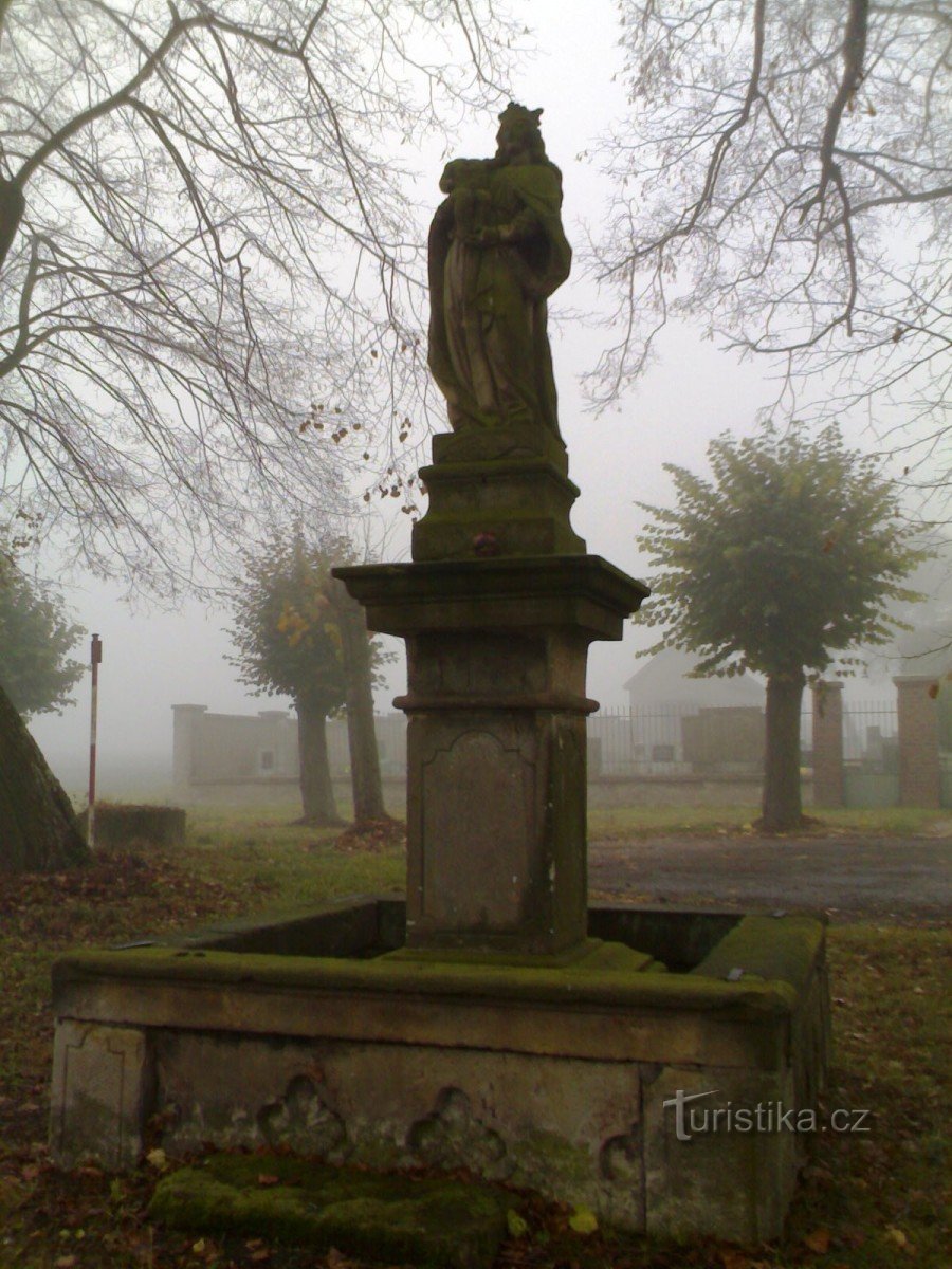 Chotělice - estatua del santo en el cementerio de Kamenec