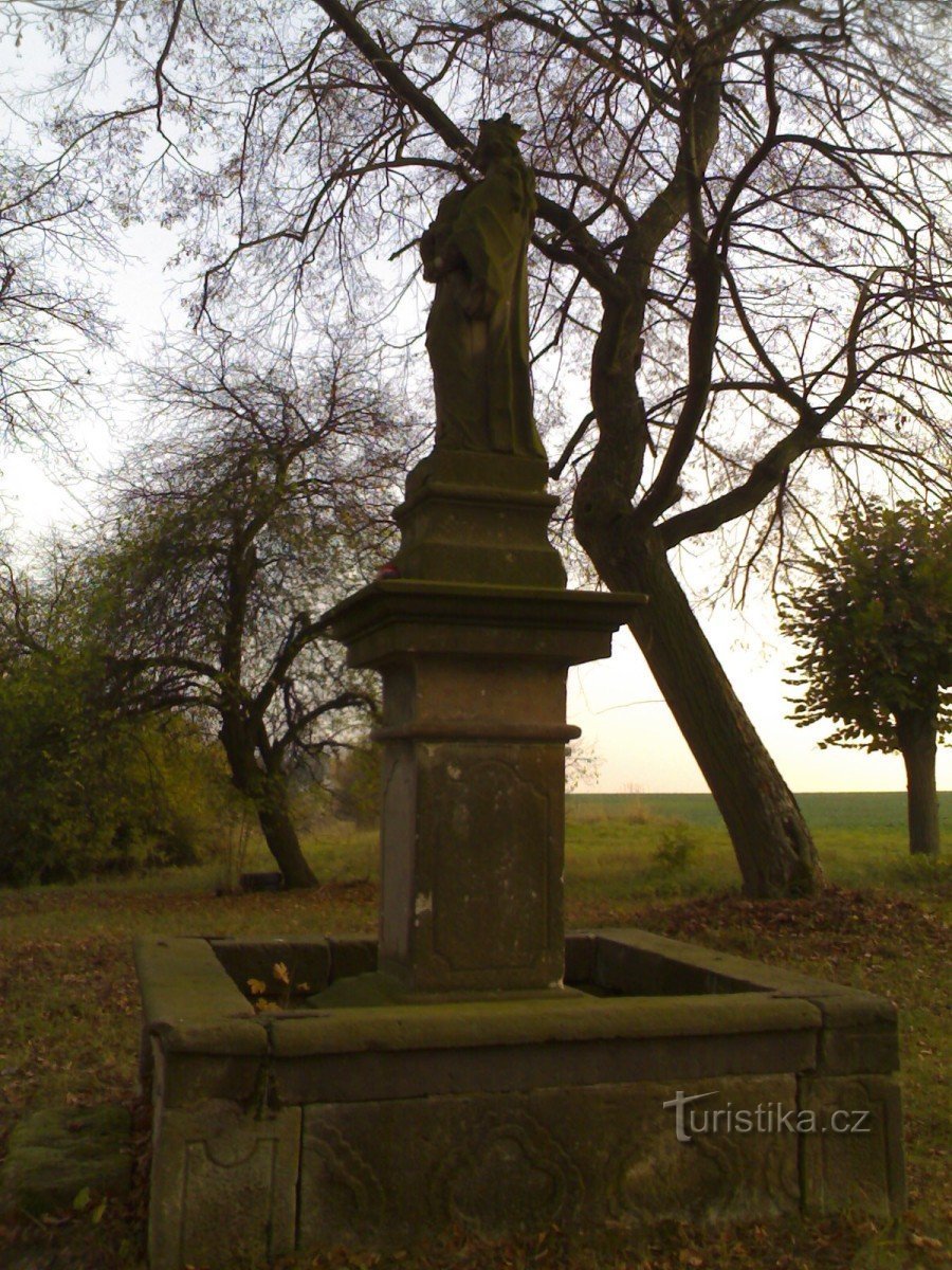 Chotělice - tượng của vị thánh tại nghĩa trang ở Kamenec