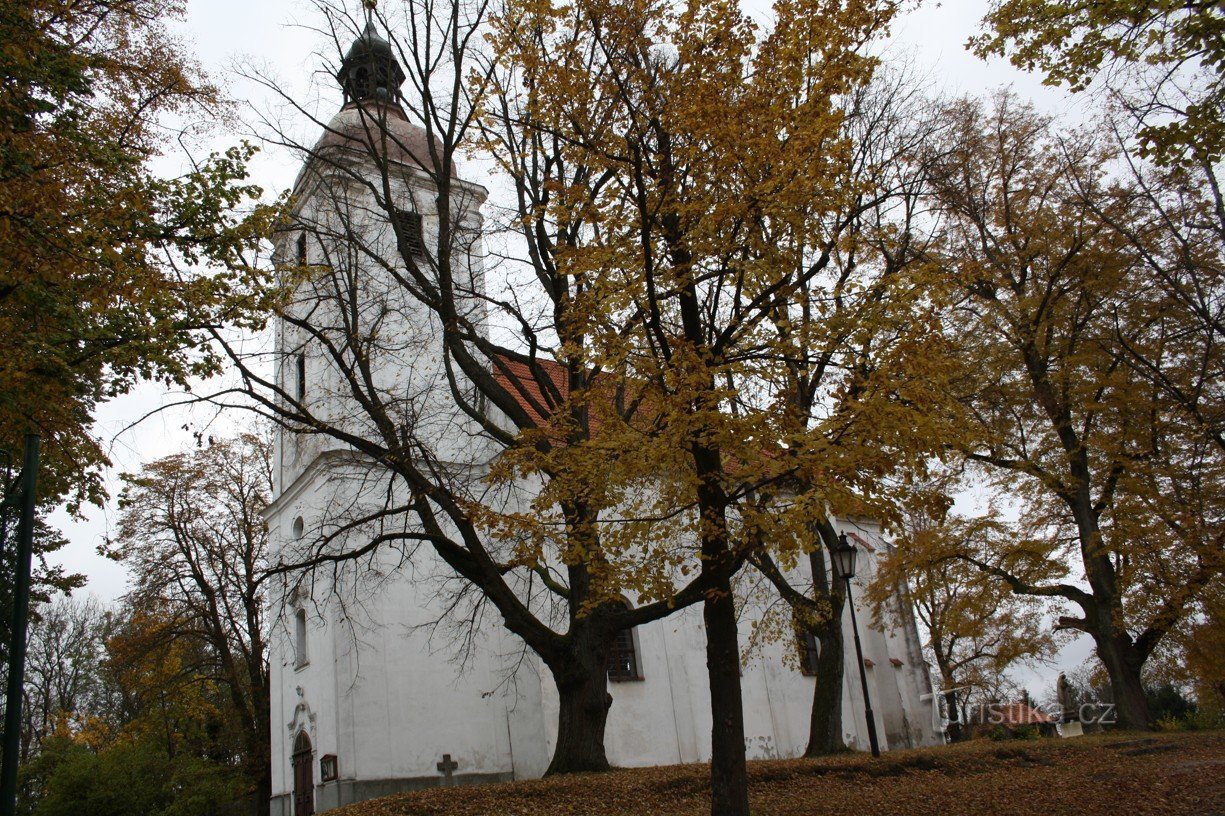 Chotoviny - församlingskyrka St. Petrus och Paulus, empirekyrkan