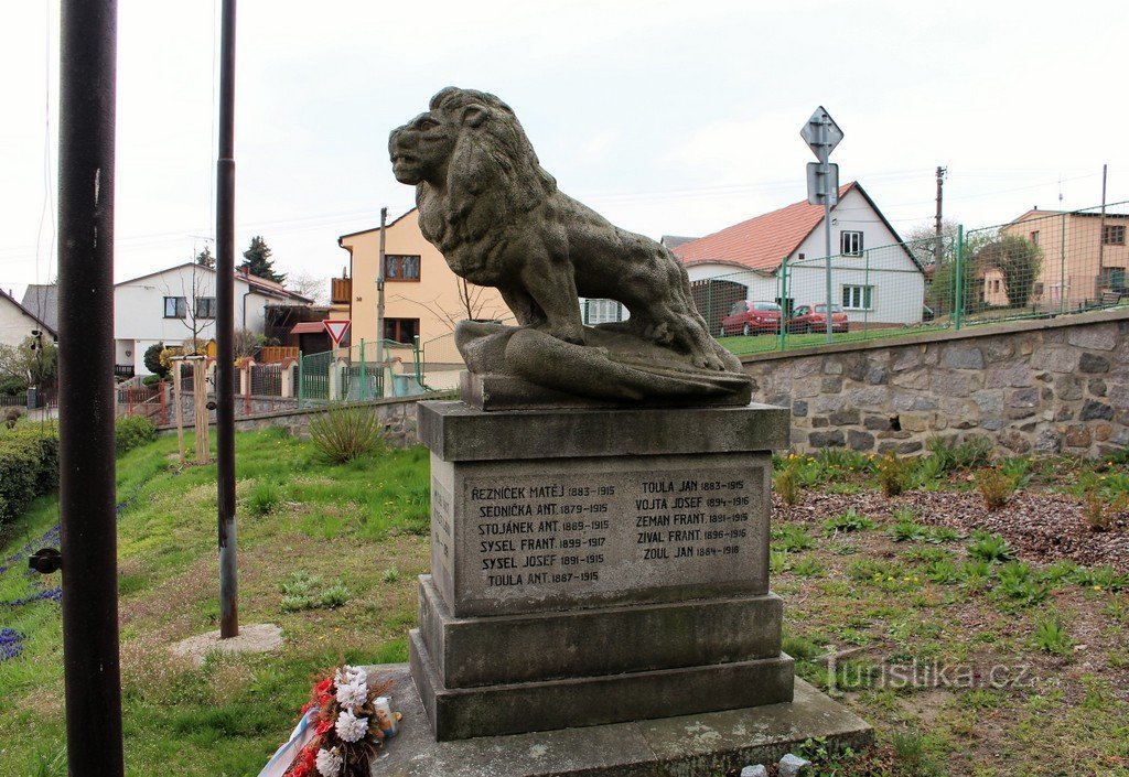 Chotyšany、東からの記念碑