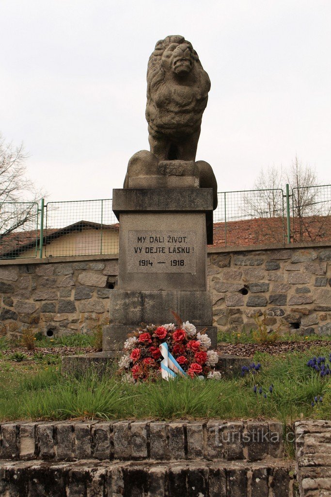 Chotyšany, monumento aos caídos da estrada