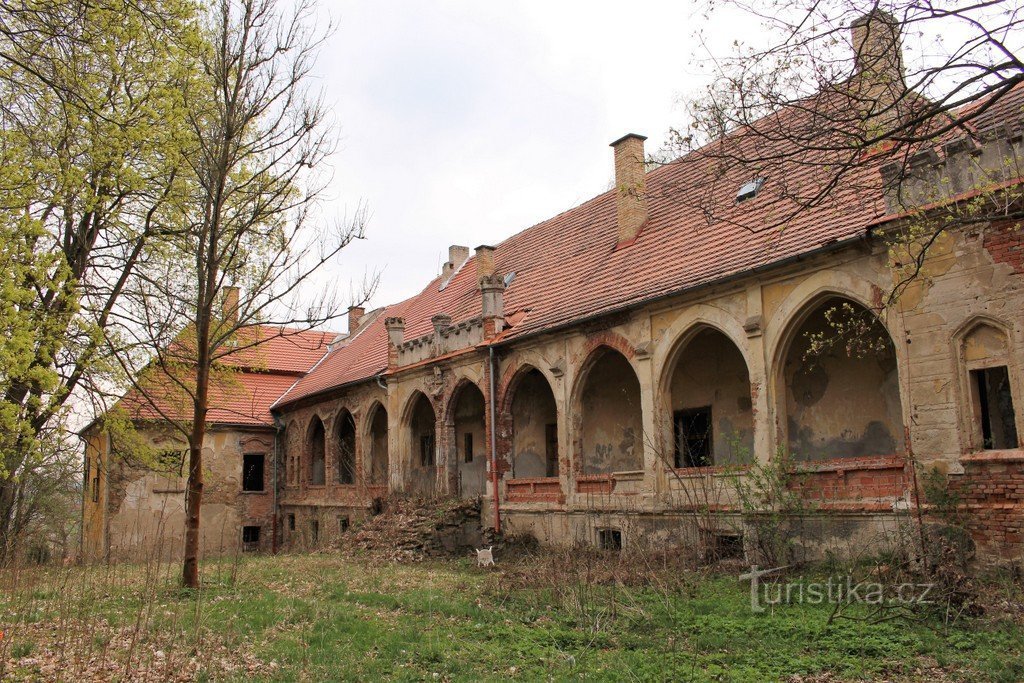 Хотишани, північне крило замку