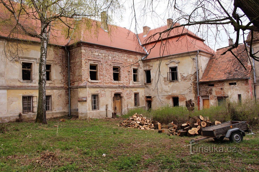 Chotyšany, binnenplaats van het kasteel
