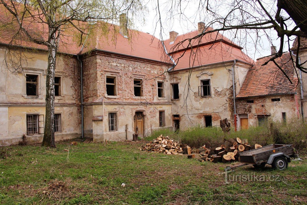 Chotyšany, castle courtyard