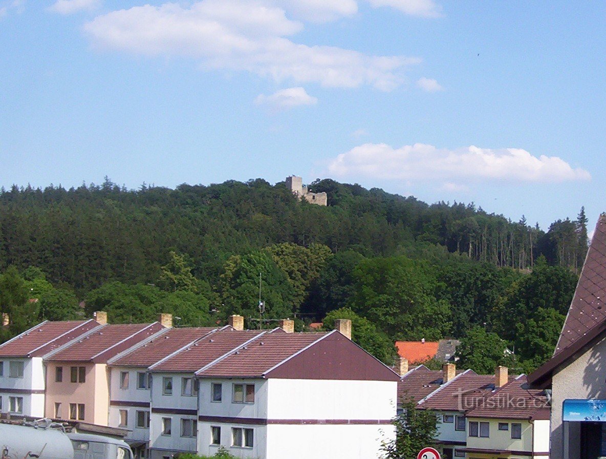城の前の公園からのChoustník城-写真：Ulrych Mir。