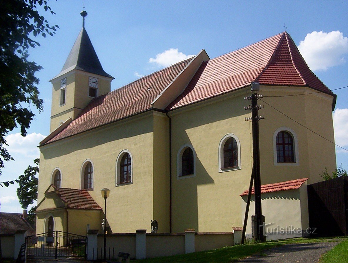 Choustník - 城の北にある教会 - 写真: Ulrych Mir.