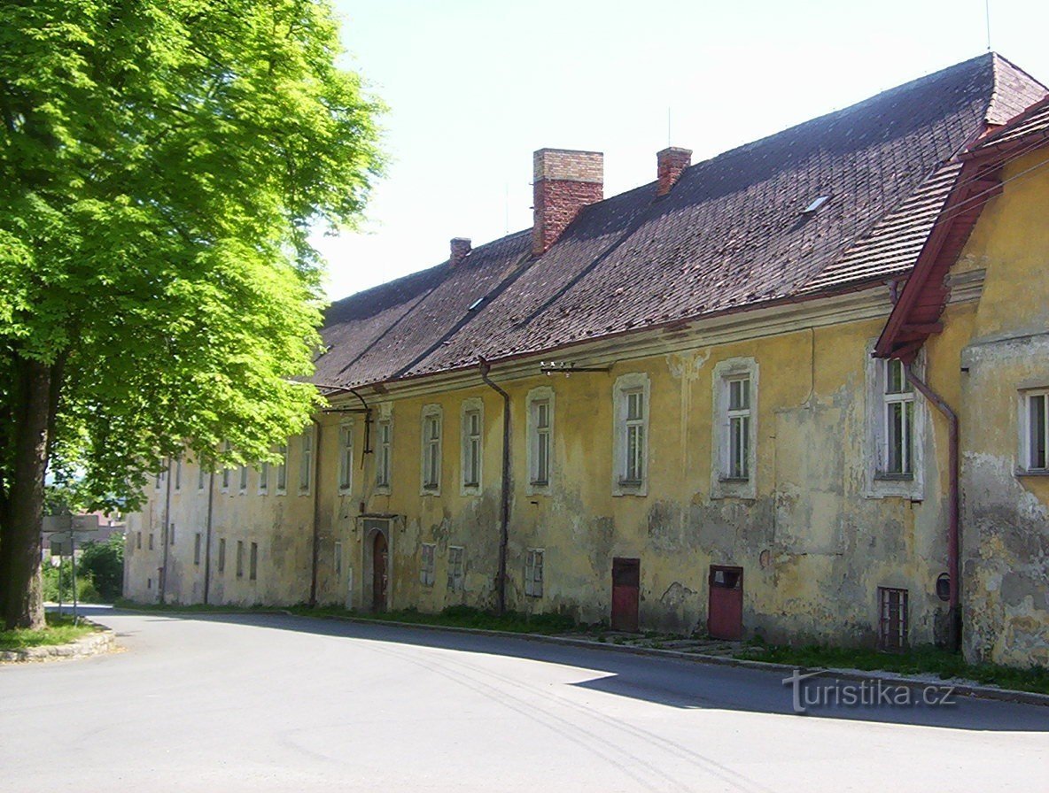 Choustník-grad-vzhod, glavna fasada s severne strani-Foto: Ulrych Mir.