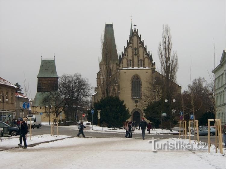 Chrám a zvonice: Zvonice byla postavena proto, že by sousední chrám Svatého Bart