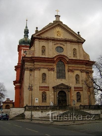 Temppeli: Neitsyt Marian taivaaseenastumisen temppeli, joka liittyy Tšekin tasavallan niin kutsutun Palladiumin kulttiin