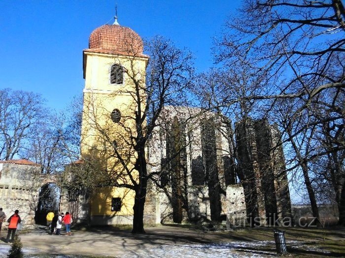 Templo com torre sineira