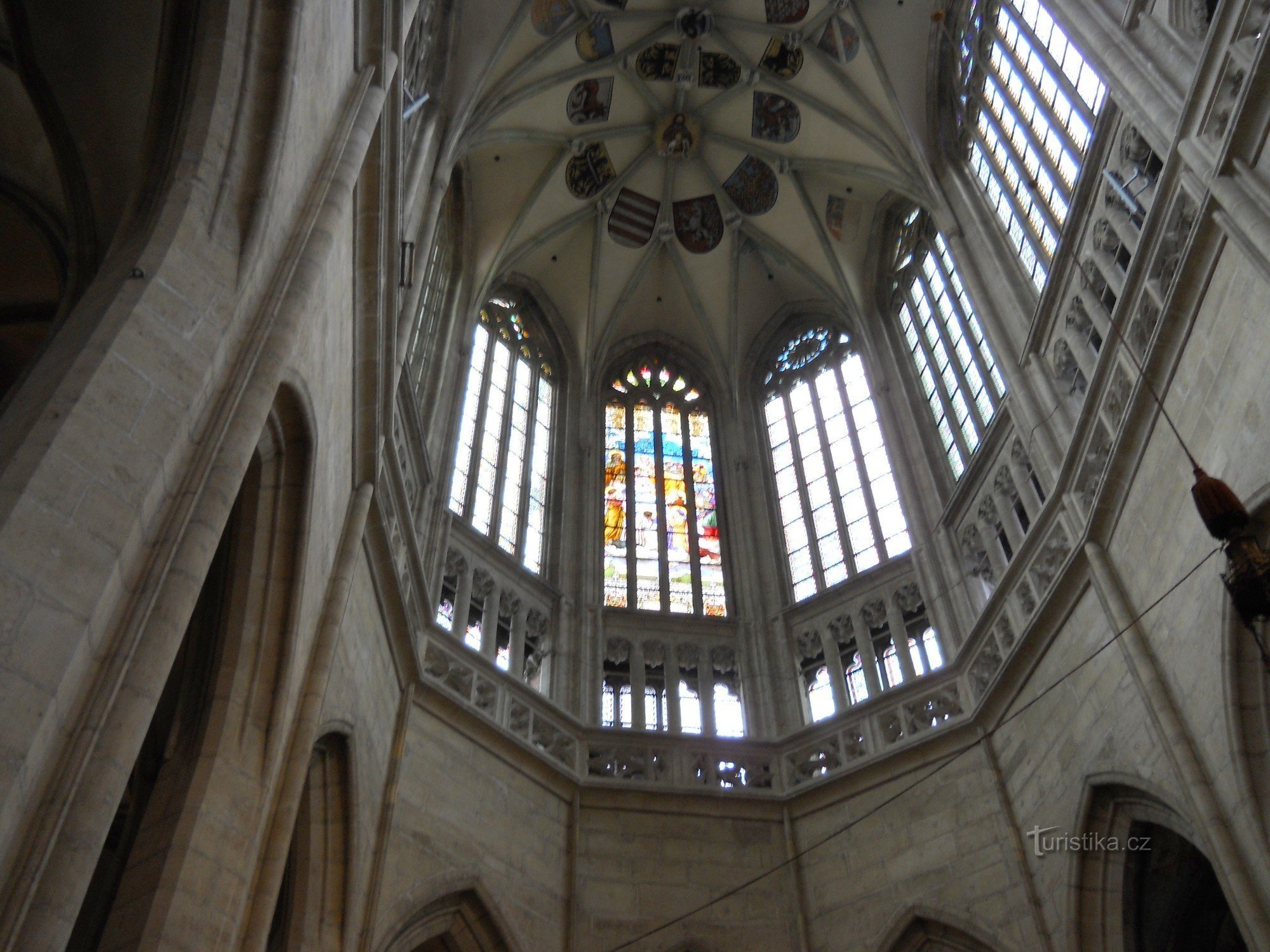 Iglesia de San Barbory ​​- la bóveda de la nave principal con los símbolos de los gremios y escudos de armas de los burgueses