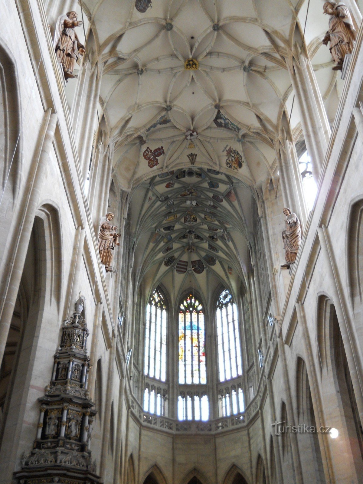 Nhà thờ St. Barbory ​​- các xương sườn được khoanh tròn của vòm của gian giữa chính