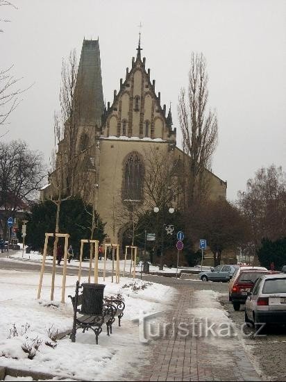 St. Bartolomeuskyrkan: Den gotiska St. Bartolomeuskyrkan står på Husova náměstí