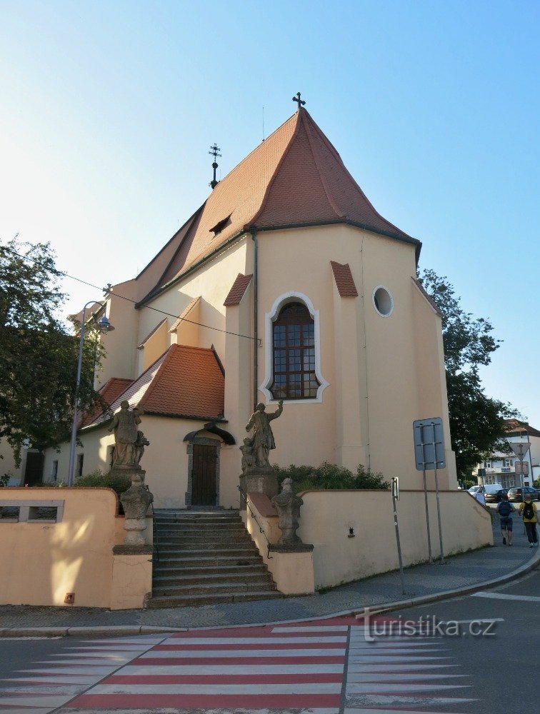 recinto do templo com estátuas de santos