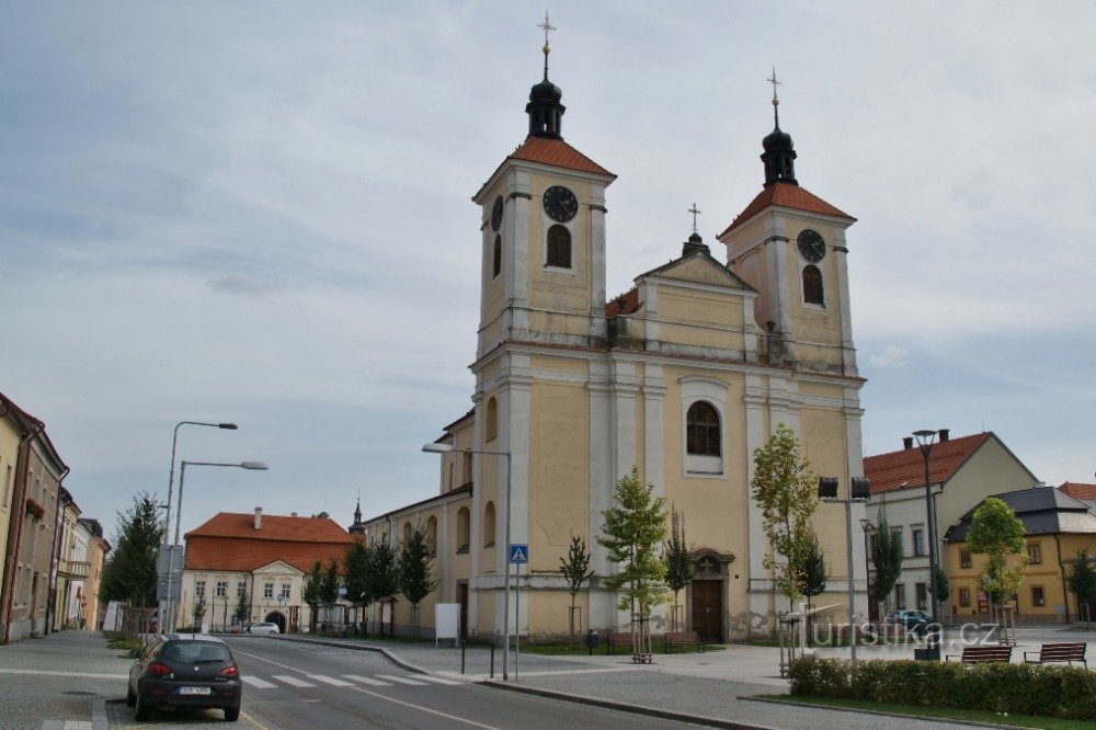 chrast - kostel, v pozadí zámek s muzeem