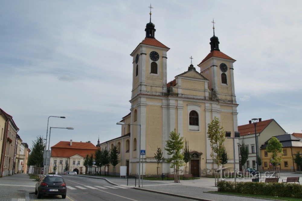 chrast - cerkev, v ozadju grad z muzejem