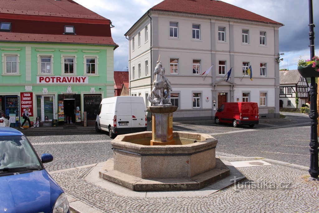 Chřibská, fontein op het plein