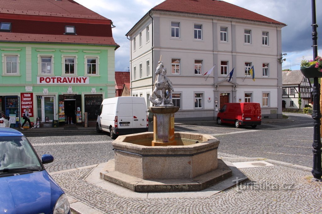 Chřibská, fontän på torget