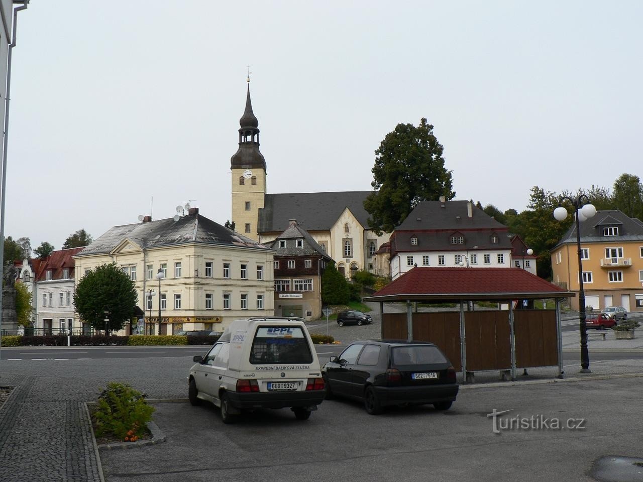 Chřibská, náměstí v pozadí kostel sv. Jiří