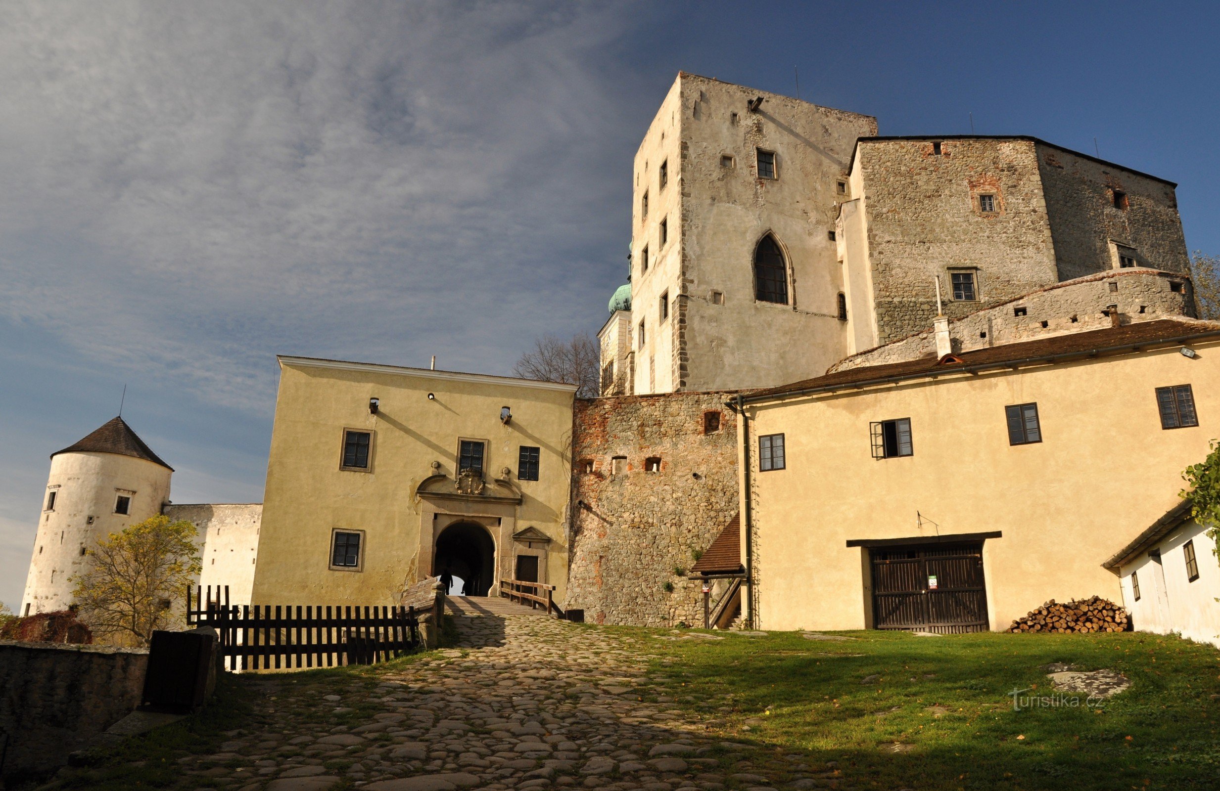 Chřiby (montagnes de Buchlov) : château de Buchlov depuis l'entrée