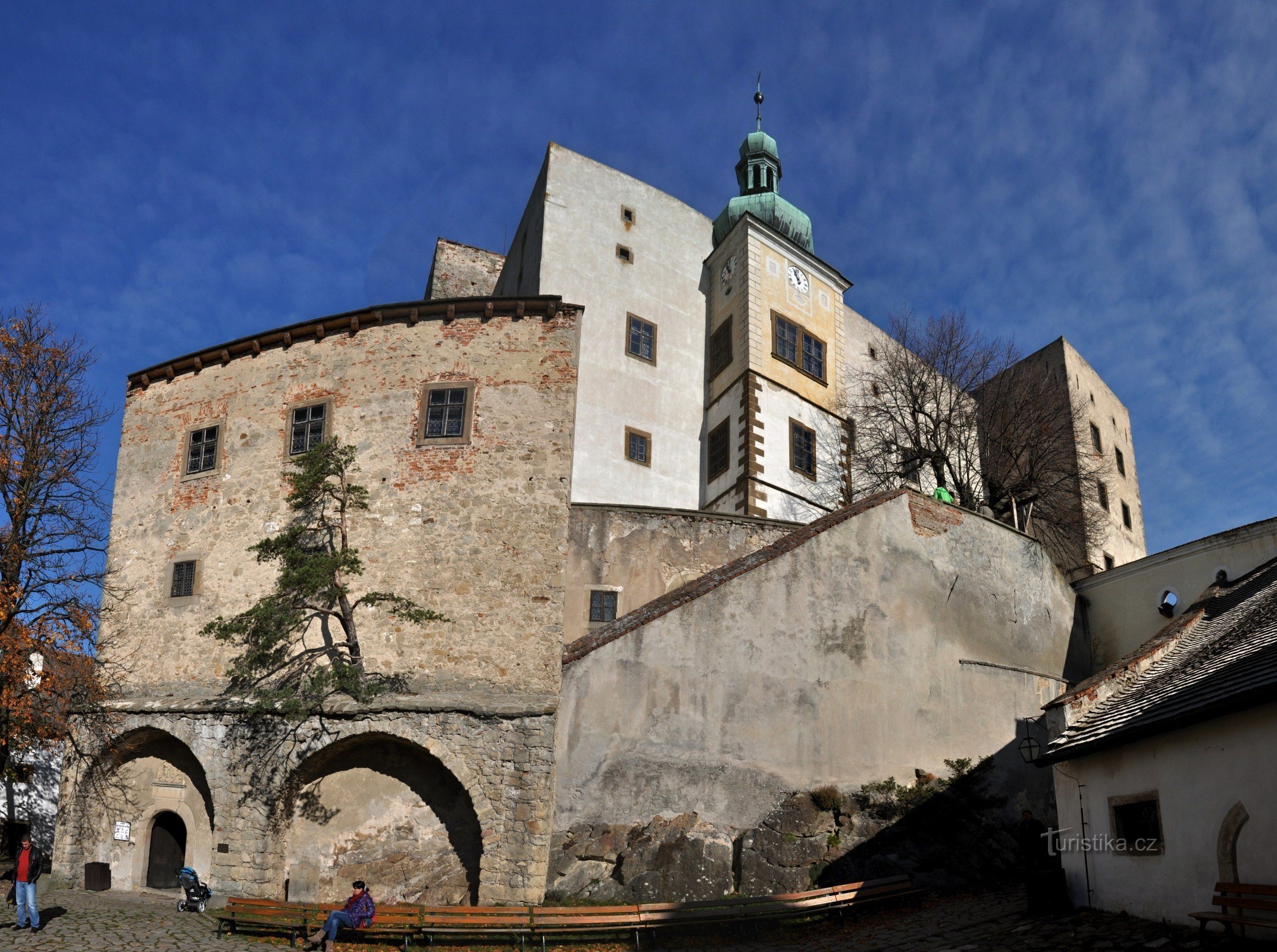 Chřiby (Buchlover Gebirge): Schloss Buchlov vom Hof ​​aus