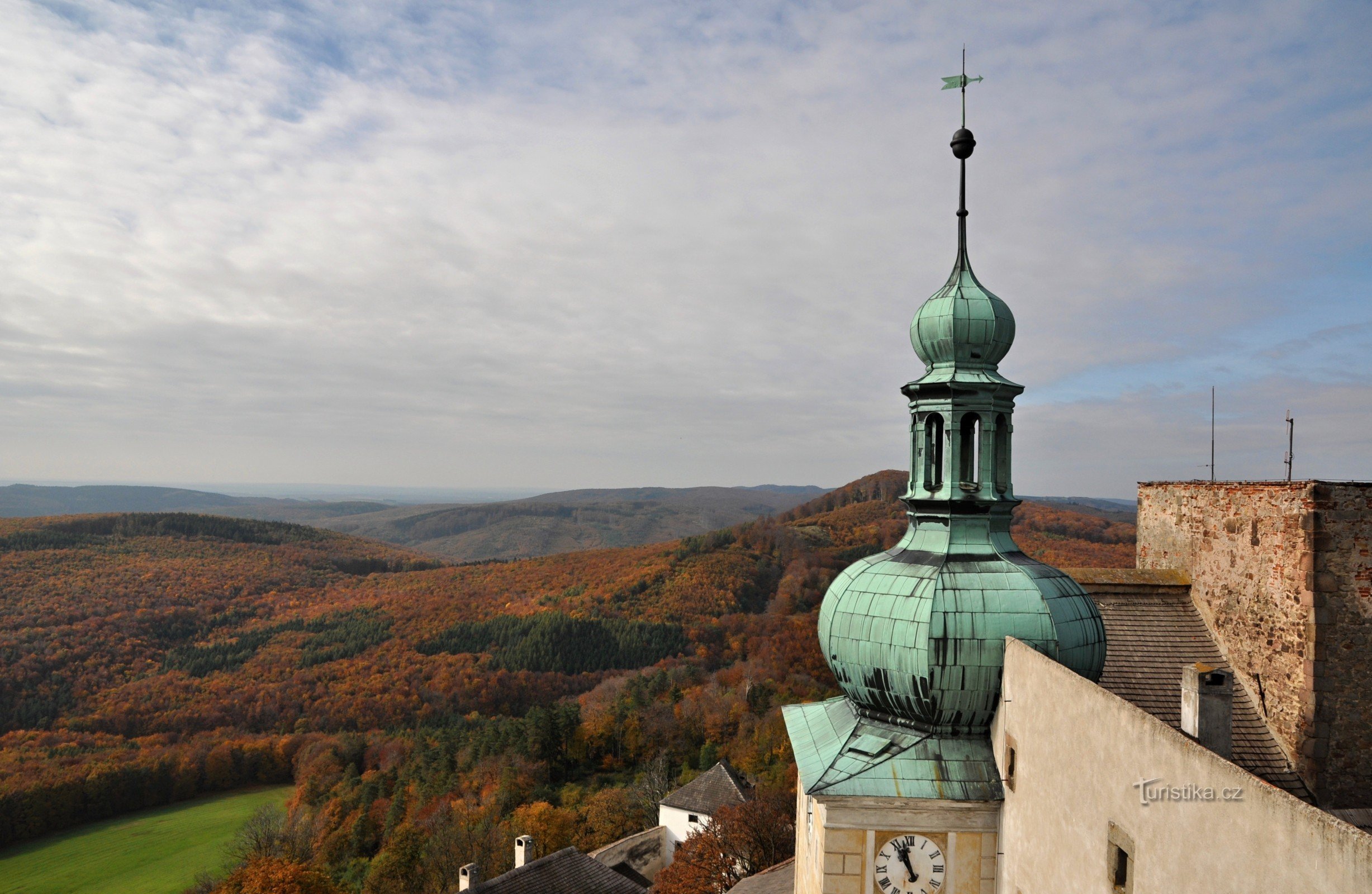 Chřiby (Buchlov-gebergte): uitzicht vanaf de kasteeltoren van Buchlov in westelijke richting