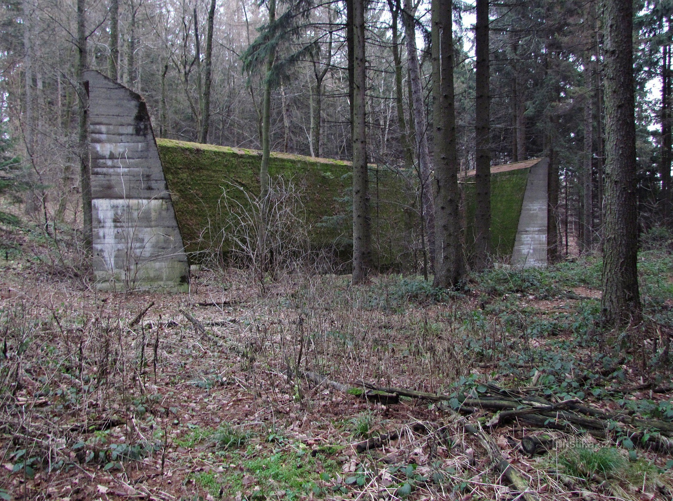 Chřiby - niedokończony most autostrady Bať