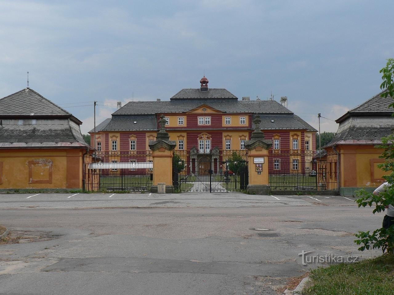 Chroustovice、城への入り口の門