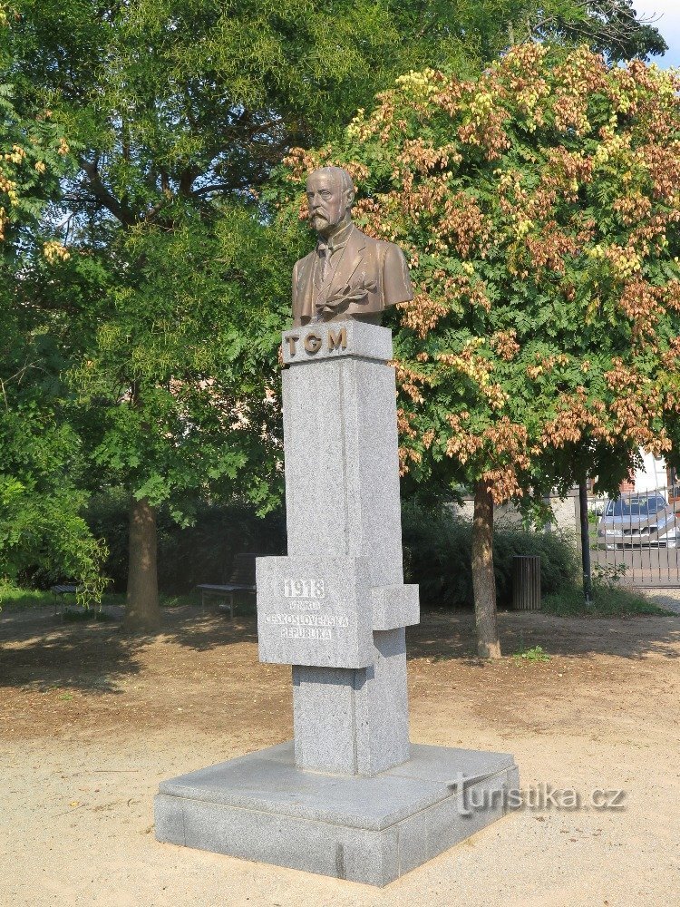 Chrudim - tượng bán thân của TG Masaryk