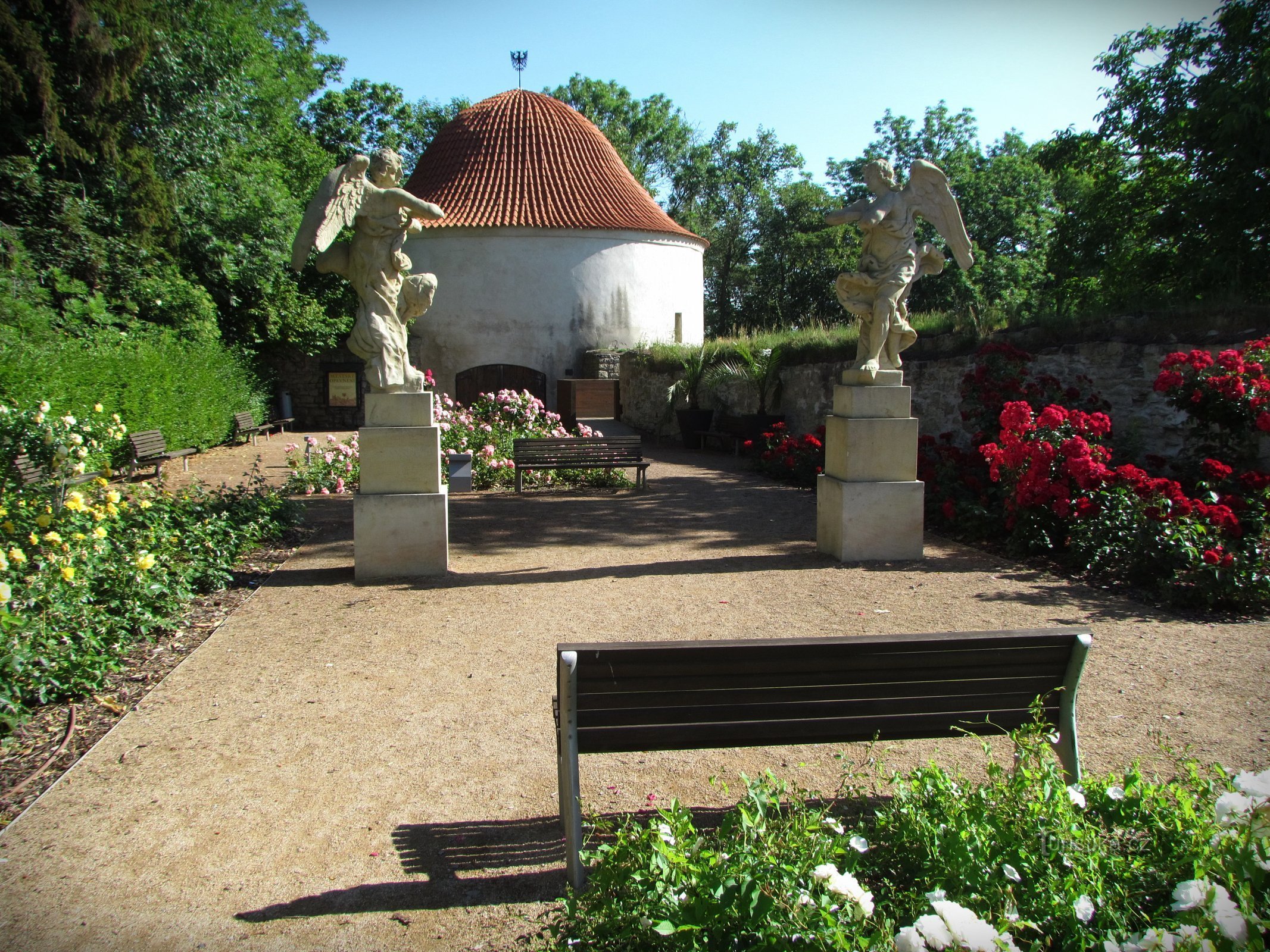 Chrudim - complejo de la iglesia, el monasterio y el jardín de San José