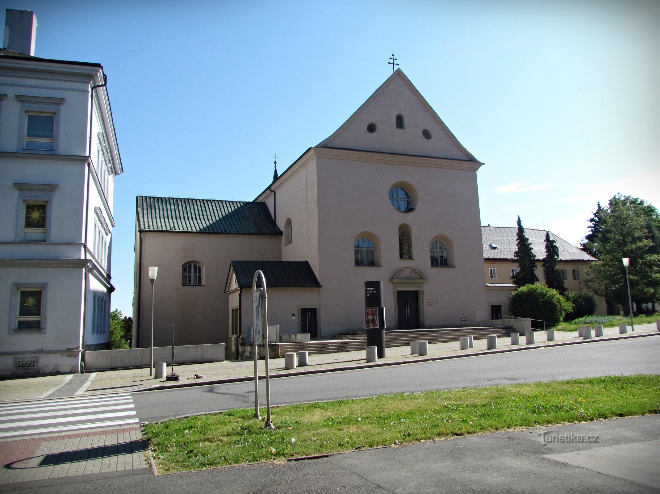 Chrudim - 圣约瑟夫教堂、修道院和花园的综合体