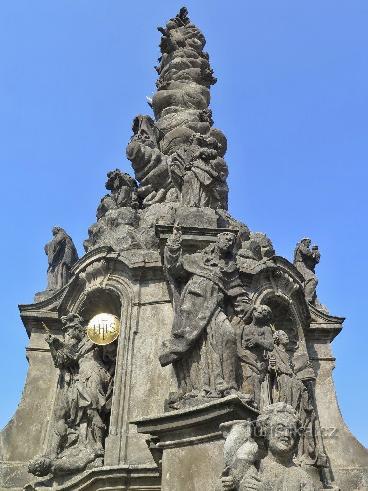 Хрудим - чумная колонна Преображения с Богородицей и фонтаном