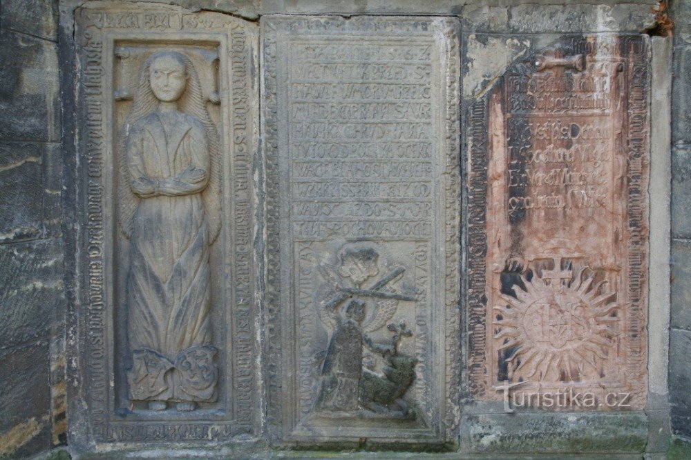 Chrudim——圣彼得教堂的文艺复兴时期墓碑。 迈克尔，大天使