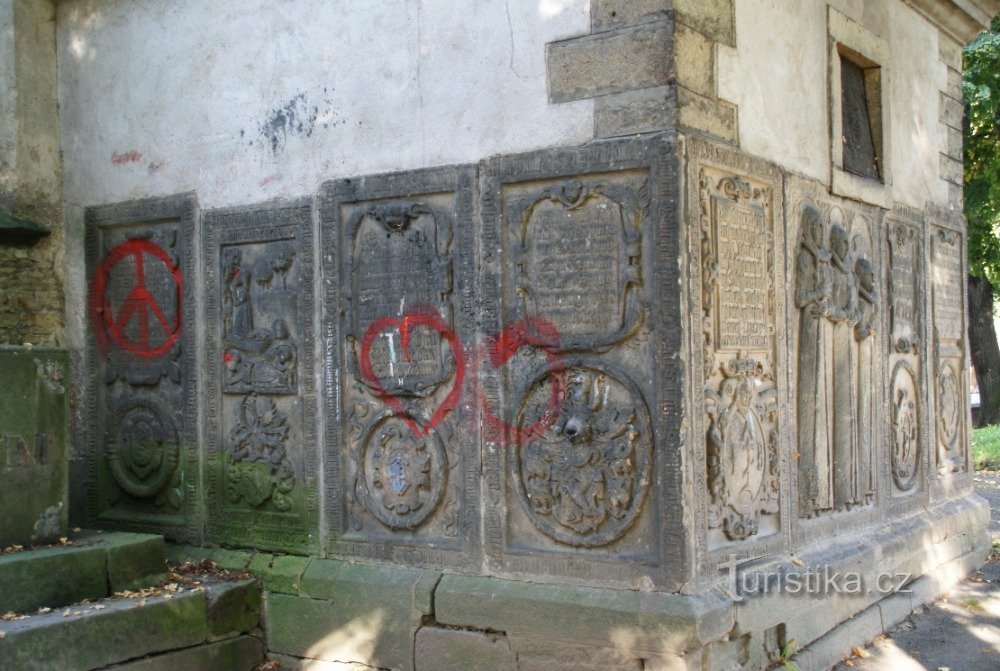 Chrudim – 聖パウロ教会のルネサンスの墓石大天使ミカエル