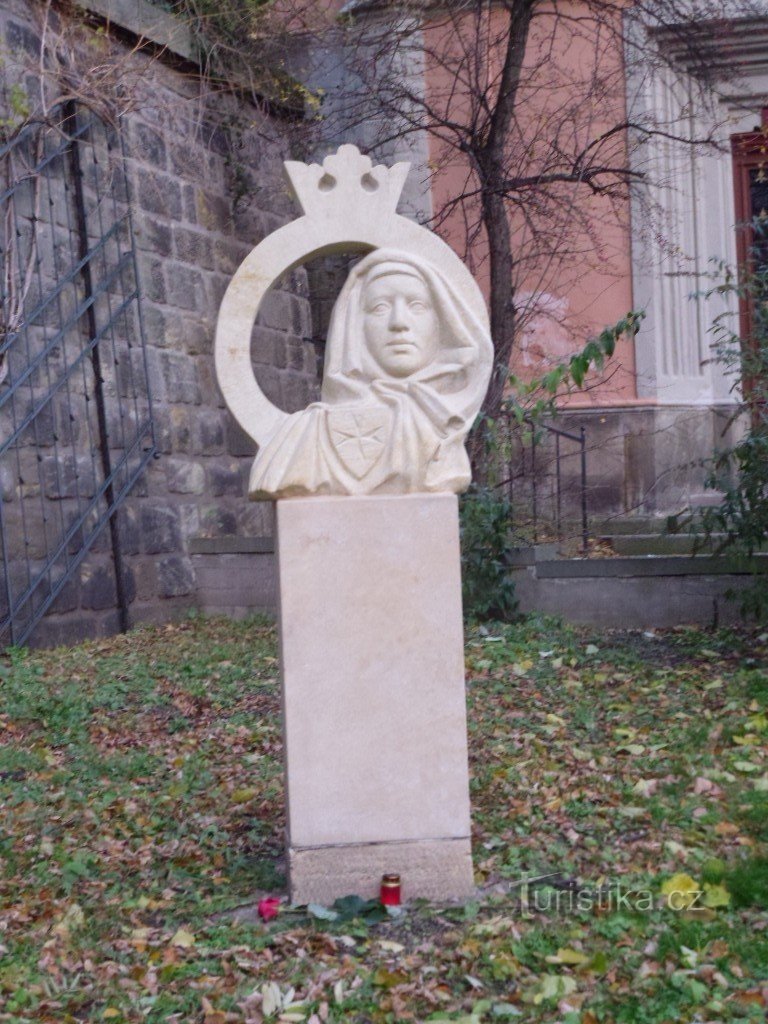 Chrudim - statue de Sainte Agnès de Bohême