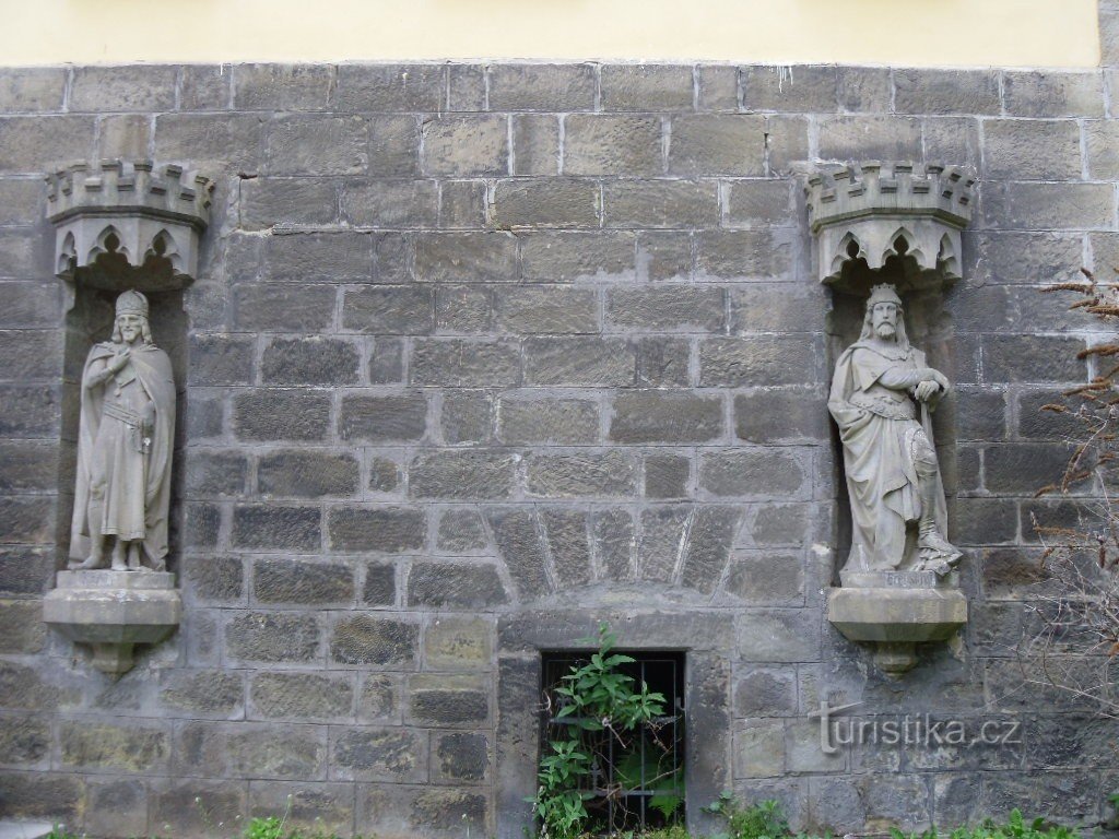 Chrudim- sochy Břetislava I. a Karla IV.