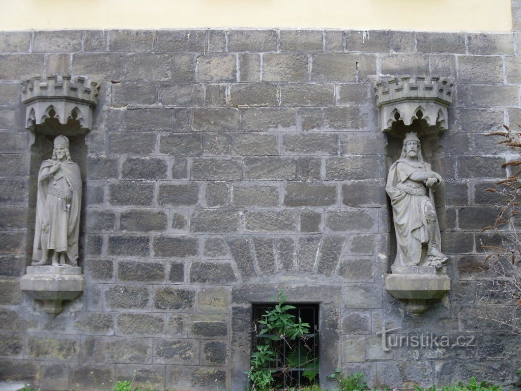 Chrudim - standbeelden van Břetislav I en Karl IV.