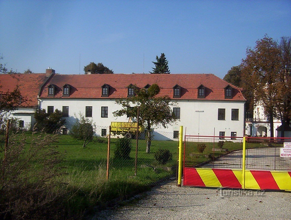 Chudobín-gebouwen van de kasteeltuin en het fort, al gesloten voor het publiek - Foto: Ulrych Mir.